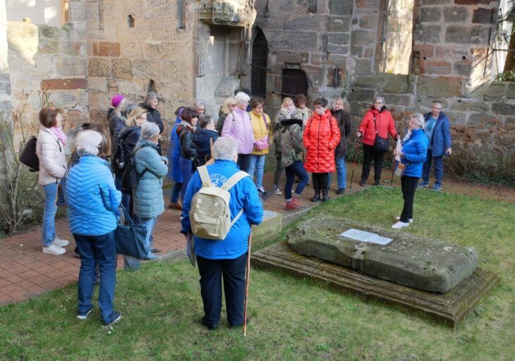 Vor dem Stiftergrab in der Kirchenruine von St. Leonhard: die Gruppe mit den beiden Führerinnen Christiane Veyssière und Marlies Reuter.