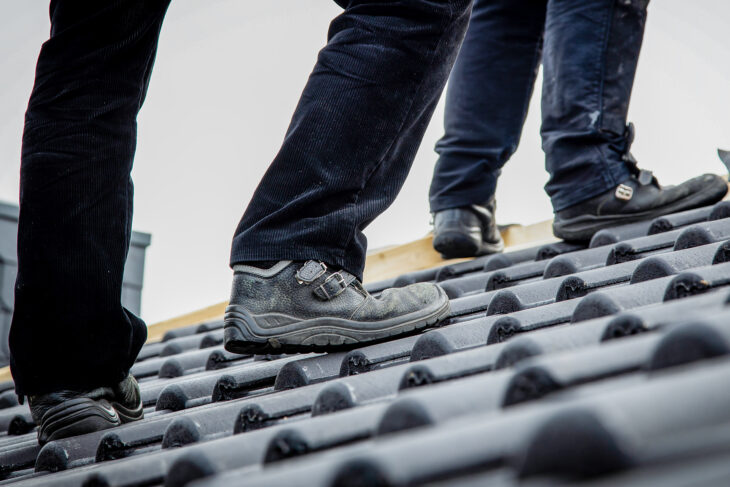 Oben auf dem Dach wartet jede Menge Arbeit – und für die gibt es ein „Mindest-LohnPreisschild“: 15,60 Euro pro Stunde – das ist das Minimum, was Gesellen auf dem Dach
verdienen müssen.