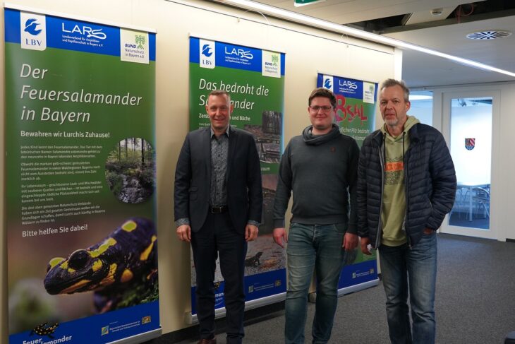 Landrat Armin Kroder, Martin Kutzner aus dem Sachgebiet Umwelt und Naturschutz und Burkhard Reuter vom Bund Naturschutz in Bayern (von links) bei der Ausstellungseröffnung.