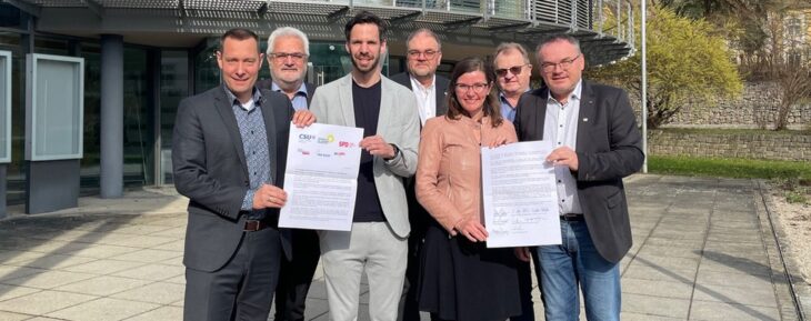 Armin Kroder und Walter Schnell (FW), Sven Erhardt (SPD), Markus Lüling (FDP), Lisa Renz-Hübner und Walter Schäfer (Bündnis 90/Die Grünen) sowie Michael Maderer (CSU) nach der Unterzeichnung der gemeinsamen Erklärung.