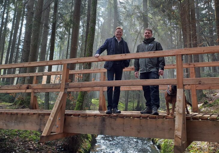 Landtagsabgeordneter Norbert Dünkel (li.) und Forstbetriebsleiter Johannes Wurm auf einer der drei neugebauten Brücken in der Röthenbachklamm.