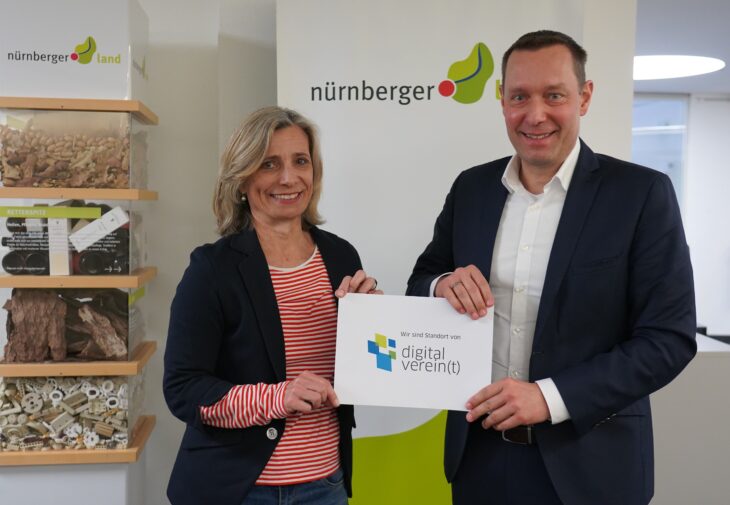 Kerstin Stocker, Leiterin des WinWin Freiwilligenzentrums, und Landrat Armin Kroder freuen sich über die Kooperation mit dem Projekt Digital verein(t), durch die WinWin viele Workshops und Seminare für Ehrenamtliche anbieten kann.