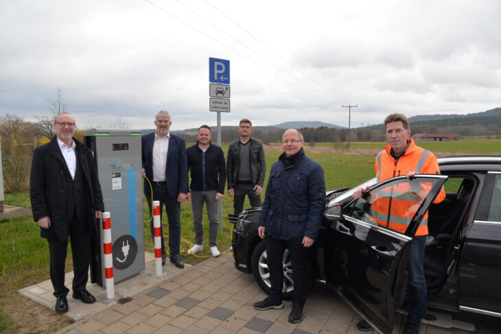 Jürgen Ferfers, Geschäftsführer der Städtischen Werke, Bürgermeister Thomas Lang, die beiden Stadträte Tobias Bergmann und Norbert Weber sowie Bernhard Hammerlindl und Christian Landshammer vom Bauamt bei der neuen E-Ladesäule in Schönberg.