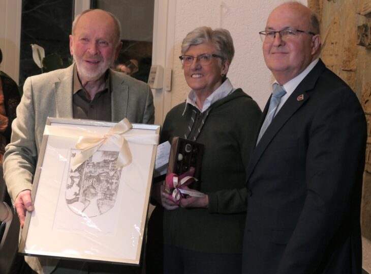 Der scheidende Gemeinderat Günter Rauh (l.) mit seiner Ehefrau Brigitte und Zweitem Bürgermeister Reinhard Zeiß.