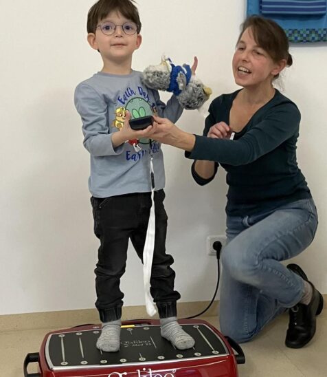 Physiotherapeutin Melanie Steinborn zeigte den Spendern mit einem Frühförderkind die Therapieanwendung am Galileo.