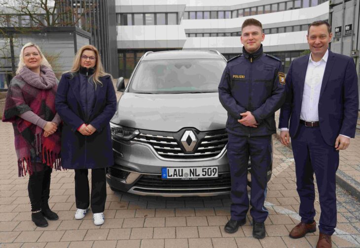 Dr. Sabrina Schütten, Dr. Christiane Klapdohr (beide Staatliches Veterinäramt des Landratsamtes Nürnberger Land), Polizeiobermeister Phillip Gorynia, Landrat Armin Kroder (von links).
