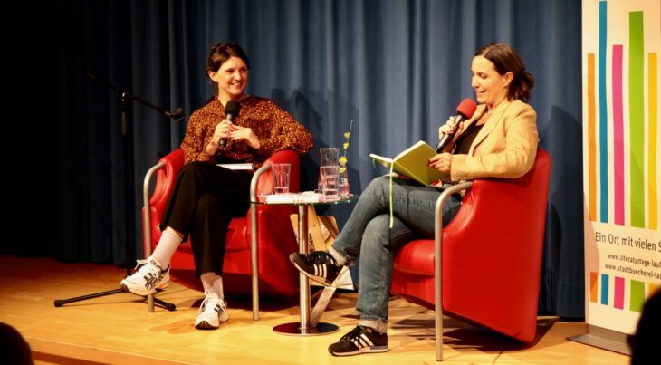 Es ging um ein hochemotionales Thema: Autorin Verena Keßler im Gespräch mit Ina Gombert von der Stadtbücherei.