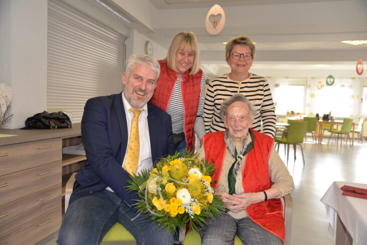 Kunigunde Felix mit ihrer Tochter Gaby (stehend, links), der Bekannten Renate Büttner (stehend, rechts) und Bürgermeister Thomas Lang.