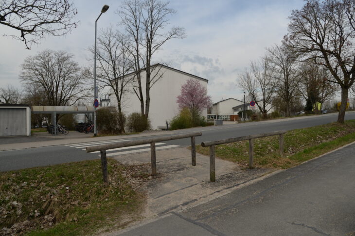 Der Standort an der Kunigundenstraße, an dem künftig eine Ampel für den sicheren Schulweg sorgen wird. Im Hintergrund erkennt man die Kunigundenschule.