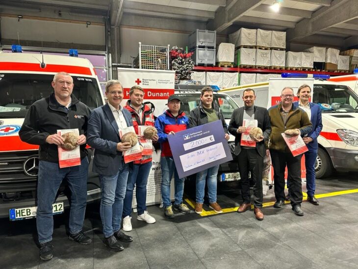 Das Bild zeigt Bäckermeister Lukas Laurer (4.v.r.) gemeinsam mit Landrat Armin Kroder (3.v.r.) sowie Hersbrucks Bürgermeister Robert Ilg (2.v.l.) gemeinsam mit BRK-Vertretern.