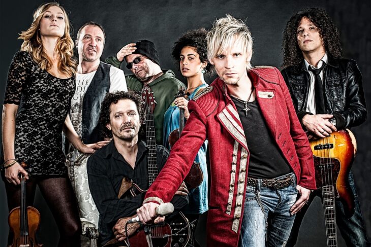 Mit Sänger Markus Engelstädter und „The Magic of Queen“ holt der Kulturverein Kish den Queen-Sound und eine grandiose Bühnenshow nach Feucht.
