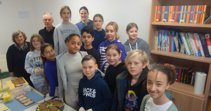 Schüler der Klasse 6a mit Ursula Eggert, Schulleiter Michael Kirstein und Klassenleiterin Andrea Golla.