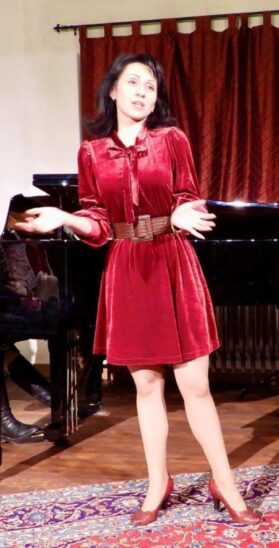 Nataliia Ulasevych ist eine der Künstlerinnen bei „Vorhang auf!“.