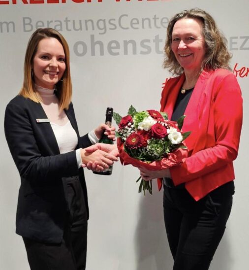 Lisa Ziegler von der Sparkasse Hohenstadt gratuliert Yvonne Seuss (rechts) zum Gewinn.