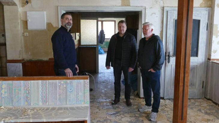Im „Roten Ross“ in Ottensoos wird derzeit entrümpelt. Architekt Sebastian Hagemann, Bürgermeister Klaus Falk und Immobilienentwickler und Gebäudebesitzer Michael O. Schmutzer (von links) sehen sich im Inneren der Gaststätte um.