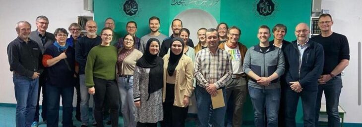 Das Bild zeigt die Mitglieder der Brüderschaft mit der Führungsriege der Moschee.