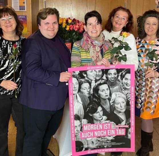 Claudia Hälter, ihre Mitstreiterinnen und SPD-Bundestagsabgeordneter für das Nürnberger Land, Jan Plobner, waren beim Filmabend dabei.