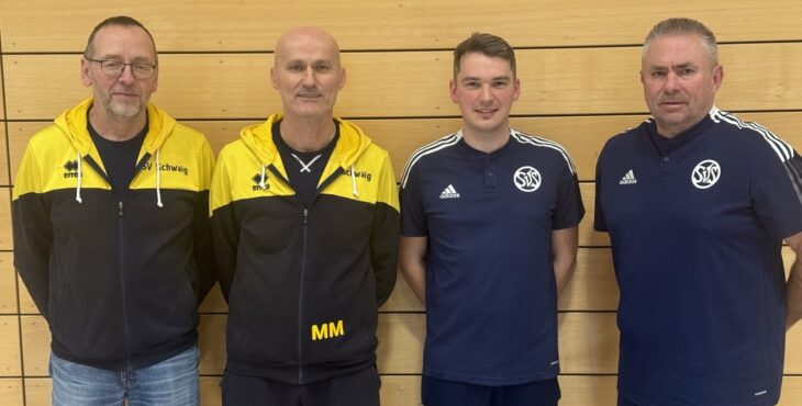 Von links nach rechts: Volleyballabteilungsleiter Hans-Peter Ehrbar und Trainer Milan Maric sowie von der Abteilung Fußball Trainer Kim Daschner und Vorstand Bernd Hufnagel.