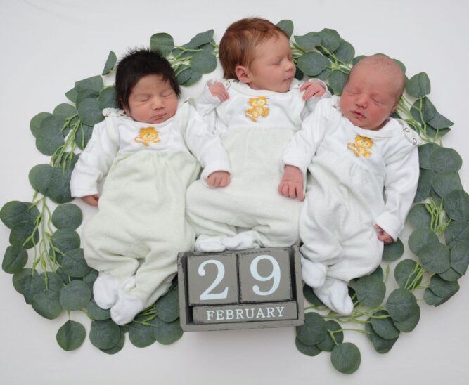 Die drei Schaltjahr-Babys 2024 aus dem Krankenhaus Lauf (von links): Sinas Knairi, Lucia Mederer und Sophie Lehner, die gleichzeitig das 100. in diesem Jahr entbundene Kind ist.
