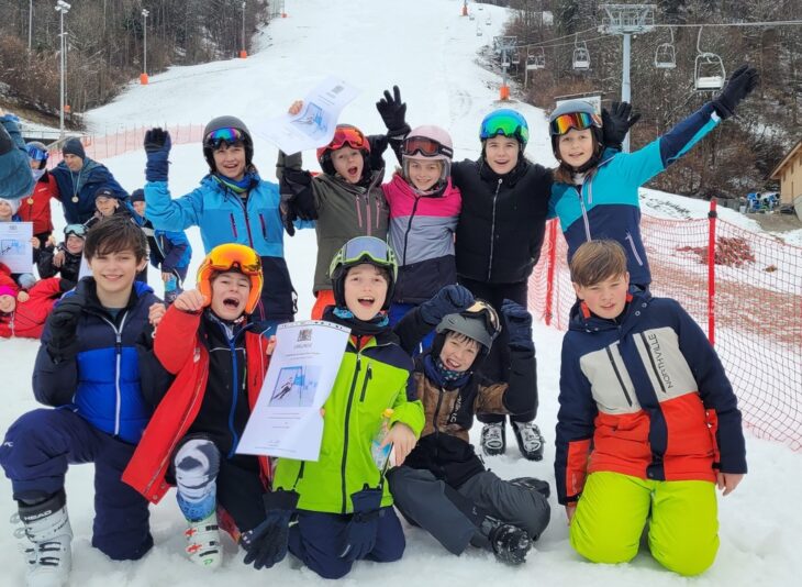 Freuten sich über Platz zehn im bayerischen Landesfinale: Die Skifahrer des CJT-Gymnasiums Lauf.