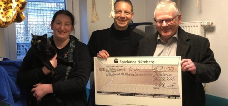 Das Bild zeigt Tabea Luther, Fabian Waldmann und Raimund Schertl bei der Spendenübergabe.