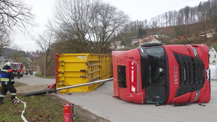 Am frühen Montagmorgen kippte dieser LKW beim Entladen in Vorra um.