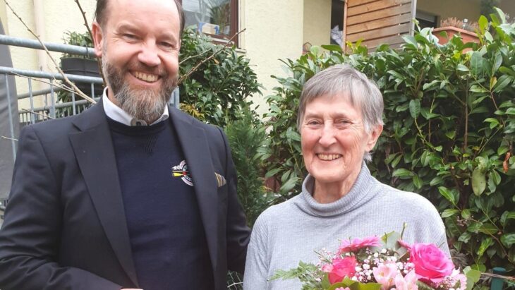 ASB-Geschäftsführer Tino Städtler bedankt sich bei Helga Herrgottshöfer.