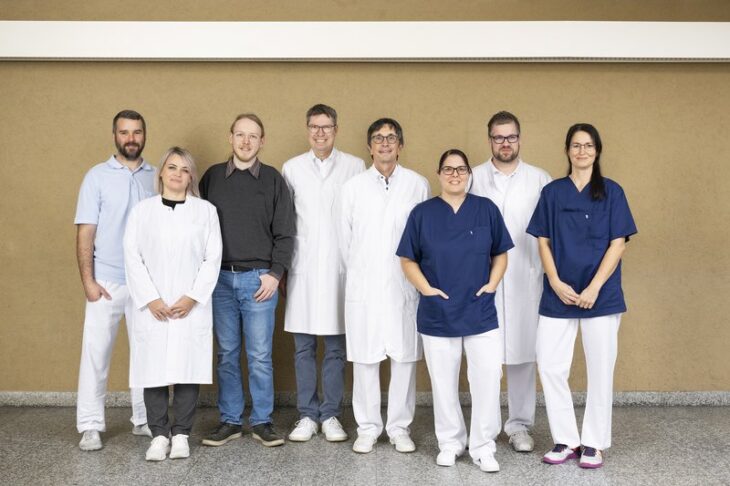 Ein interdisziplinäres Team aus Ärzten und Therapeuten um Dr. Frank Kerling (Vierter von rechts) bildet am Krankenhaus Rummelsberg bundesweit die zehnte Anlaufstelle für Contergan-Geschädigte in Deutschland.