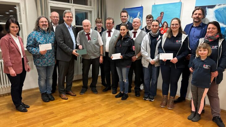 Der letzte Akt der Sängervereinigung Hersbruck: Walter Gubitz übergibt die Vereinskasse an Bürgermeister Robert Ilg. Das Geld kommt verschiedenen Jugendorganisationen zugute.
