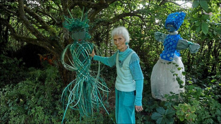 Mirjami Ärmänens Naturgarten ist bevölkert von lebensgroßen Figuren aus Recyclingmaterialien und skurrilen Kreationen, die sie aus natürlichen Fundstücken geschaffen hat.