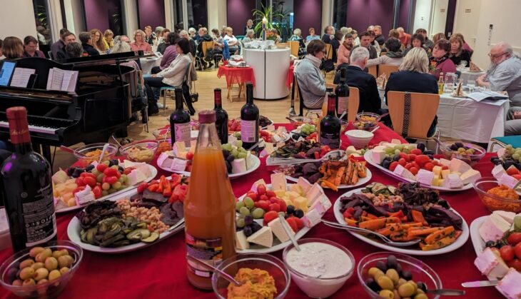 Reichhaltig war das Büfett beim Feierabendmahl am Gründonnerstag in St. Jakob.