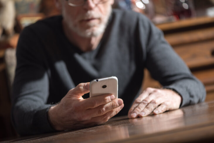 Wie geht das noch gleich? In Rummelsberg wird Senioren am Smartphone geholfen.