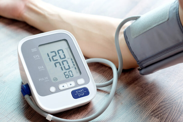 Die Apothekenteams beraten die Patientinnen und Patienten über die Bedeutung der Blutdruckeinstellung und helfen bei notwendigen Maßnahmen.