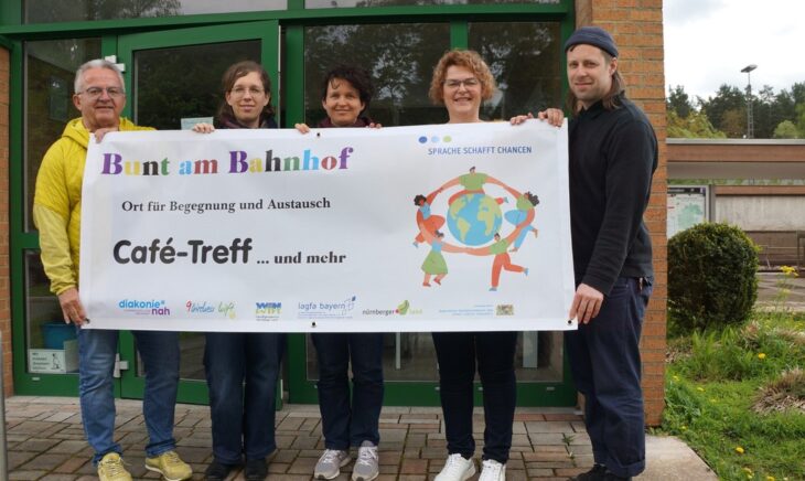 Helmut Gottschalk von Neunkirchen hilft, Hanna Schröter und Julia Seidl von der Diakonie, Doris Rothgang von Neunkirchen hilft und Integrationslotse Frank Durta (von links) bei der Einweihung des Begegnungscafés am Neunkirchener Bahnhof.