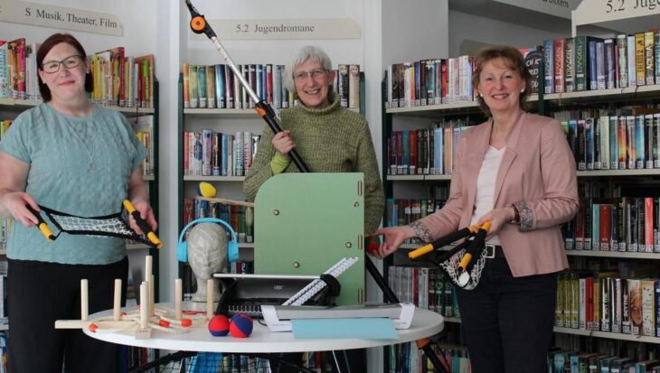 Das Team der Gemeindebücherei Schwarzenbruck präsentiert einige Ausleihstücke aus der „Bibliothek der Dinge“
