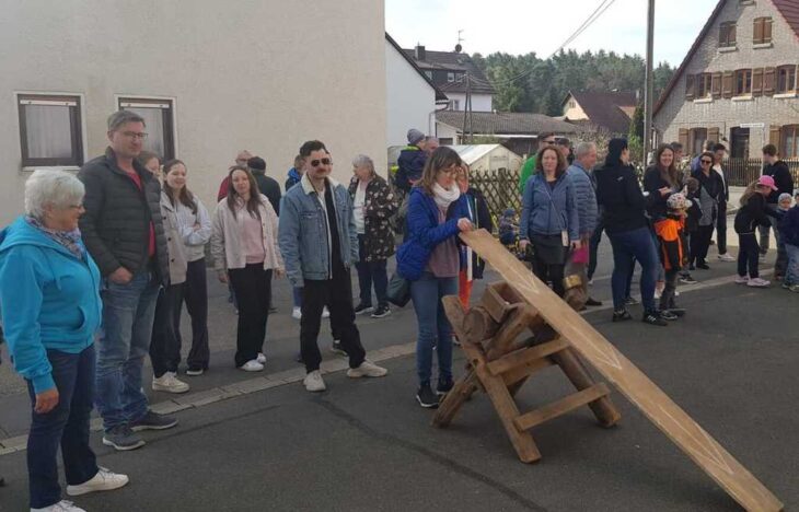 Beim „Eierringeln“ geht es darum, mit einer Metallscheibe möglichst viele Eier zu treffen. Diese dürfen die Teilnehmer dann mitnehmen zum Osterfrühstück.