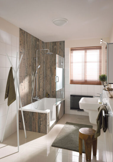 Barrierefreier Komfort, schnell eingebaut: Dusch-Badewanne mit wasserdichter Tür.