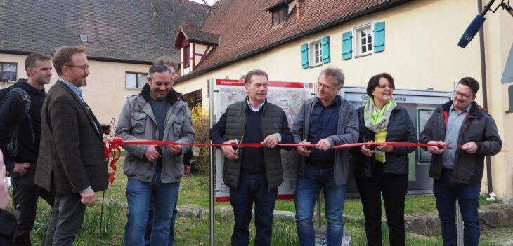 Die Bürgermeister im Hammerbachtal Markus Gleißenberg, Günther Rögner und Martin Pirner eröffnen zusammen mit Beate Treffkorn von der Sparkasse Nürnberg und Ulrich Büscher vom VGN feierlich das neue Wanderleitsystem im Hammerbachtal. Andreas Schmidt von „TrailConcept“ und Otfried Bürger von der Sparkasse Nürnberg schauen gespannt zu.