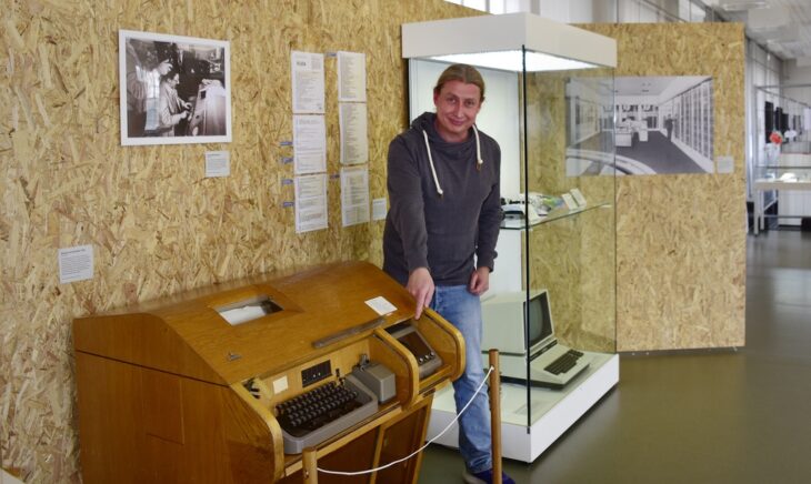 Peter Kraus vom Industriemuseum zeigt den Vorläufer heutiger KI-Modelle: Eliza, 1966 von Joseph Weizenbaum entwickelt, war das erste Programm, mit dem Menschen über natürliche Sprache kommunizieren konnten. Geführt wurden diese „Gespräche“ über einen Fernschreiber – und ein solcher ist auch in der Laufer Ausstellung zu sehen.