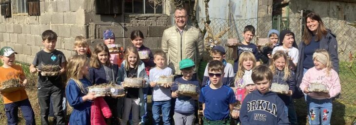 Nachdem die Kinder so fleißig waren, hatte der Osterhase viele Nester im Garten der Schmiede versteckt.