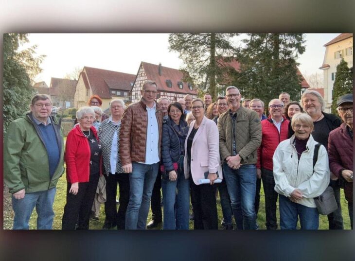 Die Teilnehmer vor den historischen Gebäuden der Klinik, in der Mitte Prof. Christina Rogalski, umrahmt von der FU-Vorsitzenden Elaine Schmidt und den CSU-Vorsitzenden Peter Uschalt und Götz Reichel.