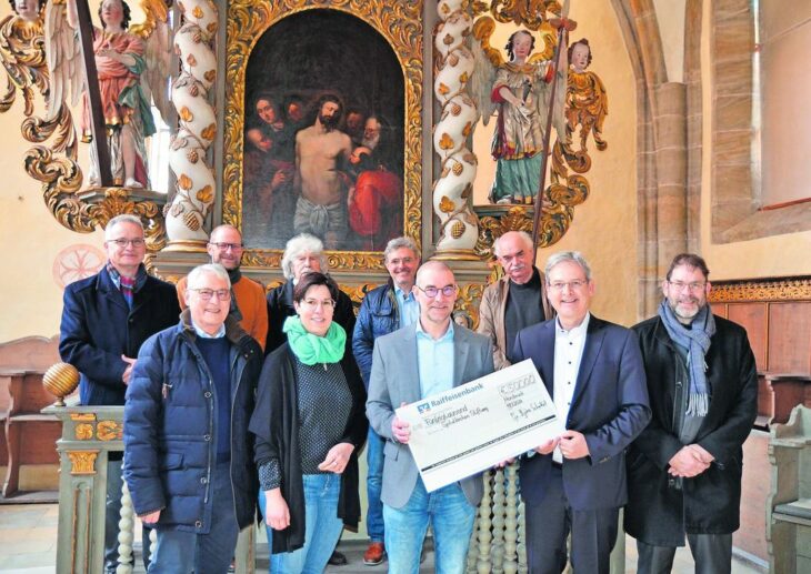 Dietrich Kappler, Dekanatskantorin Silke Kupper, Pfarrer Björn Schukat, Robert Ilg, Orgelexperte Gerd Hennecke, (vorne, v. links), Beratungspfarrer Gerhard Knodt, Dekan Tobias Schäfer, Erwin Thieg, Spender Tilman Peschke und der frühere Stadtbaumeister Lothar Grimm (hinten, v. links) bei der Spendenübergabe.
