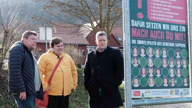 Gemeinsam mit Andy Roller schauen sich Bundestagsabgeordneter Jan Plobner und Carsten Träger, umweltpolitischer Sprecher der SPD-Bundestagsfraktion, die Schilder am Stausee an (von links).