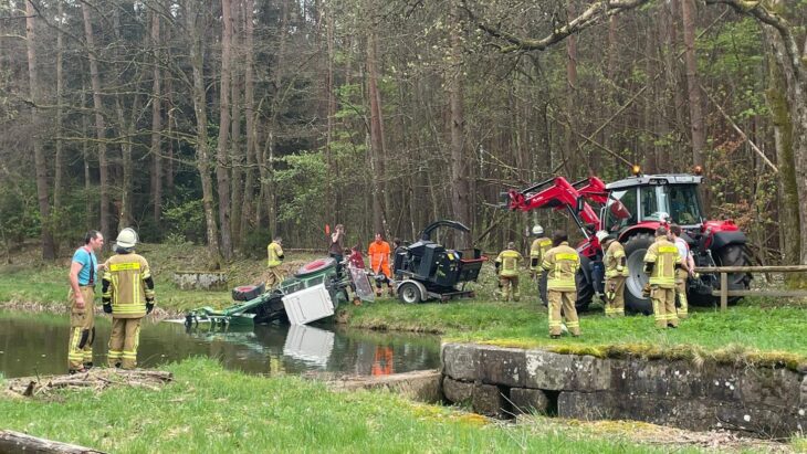 Mit Hilfe eines weiteren Traktors wurde der umgekippte Traktor aus dem Ludwig-Donau-Main-Kanal geborgen.