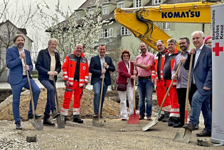 Nachdem die alten Garage am Röthenbacher Rotkreuzhaus abgerissen wurde, hatte die Hilfsorganisation nun zur Grundsteinlegung für den Neubau eingeladen.