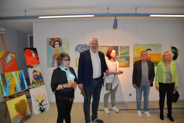 Künstlerin Elisabeth Wellhöfer (links) feierte mit Bürgermeister Lang (Mitte) und Besuchern ihre Vernissage.