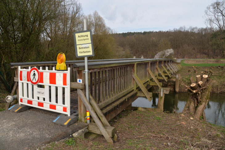 Der Holzsteg über die Pegnitz bei Wetzendorf ist stellenweise sehr morsch.
