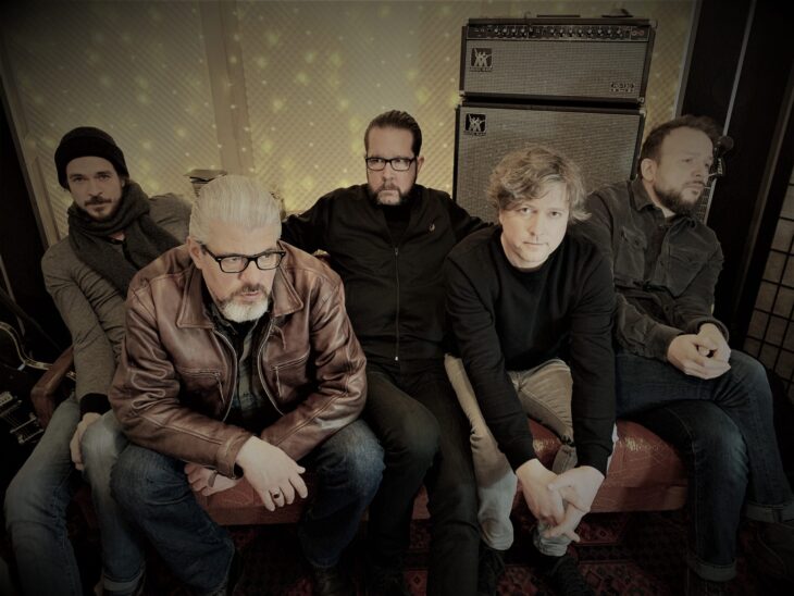 Rumpelndes Schlagzeug, fetter Kontrabass, fuzzy Gitarrenriffs und polternder Gesang sind Programm bei den „Dead End Mamas“, die im „KuBA“ zu Gast sind.