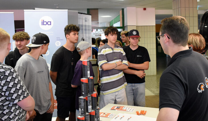 Gespannt lauschen Schüler beim Ausbildungsforum in Lauf den Ausführungen am Stand von Reifen Lorenz.