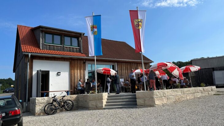 Das neue Gemeinschaftshaus auf dem Deckersberg bietet Platz für 70 Personen und ist ein herausragendes Dorferneuerungsprojekt, welches im letzten Jahr abgeschlossen wurde.
